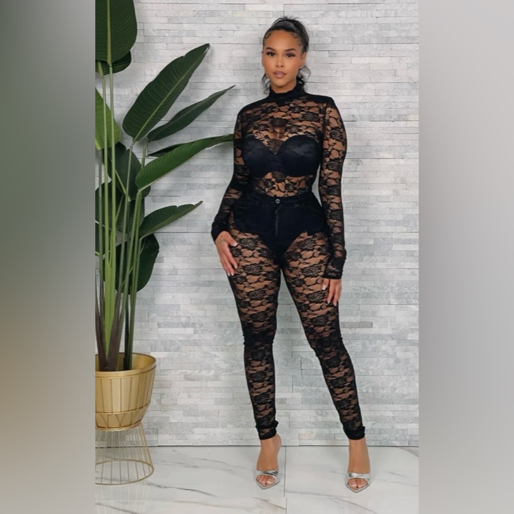 Lace set pants and bodysuit